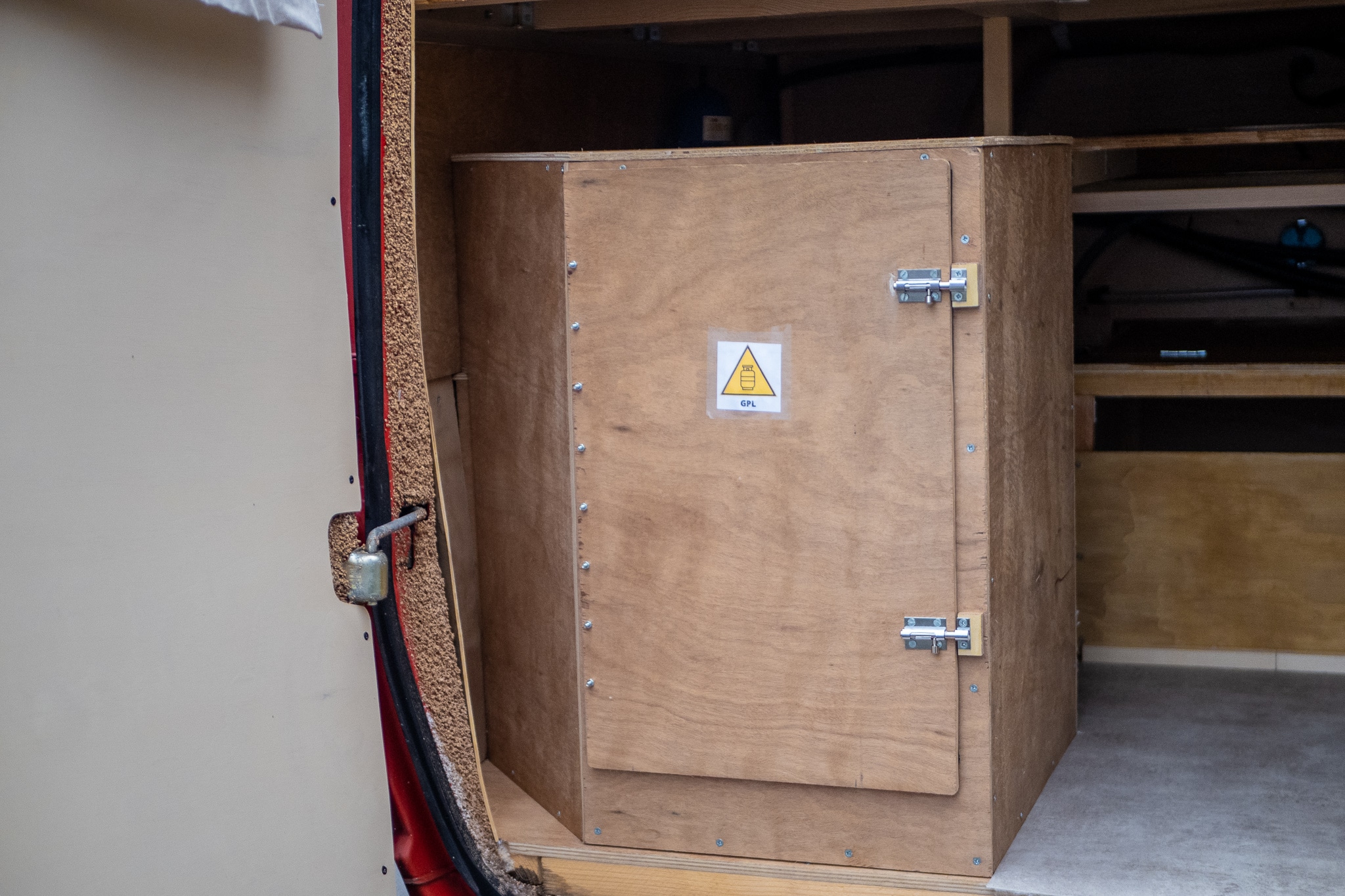 Caisson de gaz étanche situé sous le lit, les joints sont réalisés avec du mastic et un joint de fenêtre pour la porte.