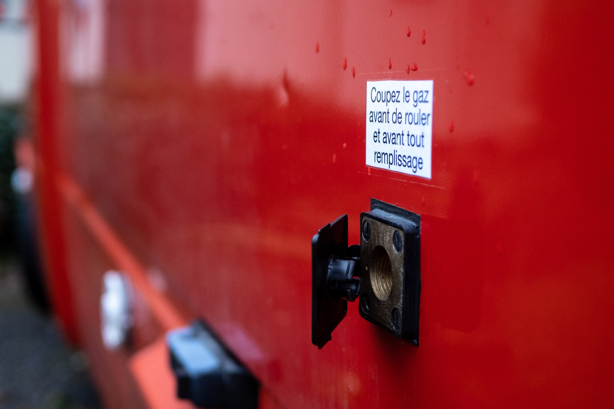 Entrée fixe sur la paroi du véhicule pour remplir le gaz avec avertissement collé au dessus